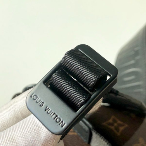 l0*is-V*t0n-messenger-bag-12